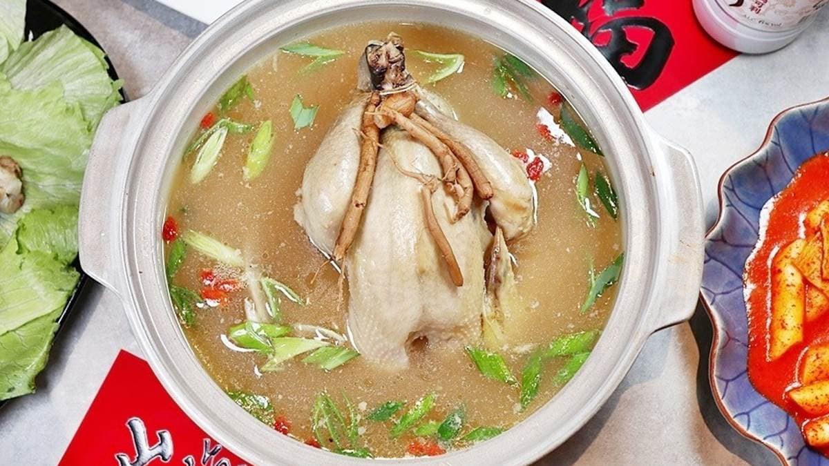 「孔府人蔘雞湯」雞肚裡塞了滿滿糯米、蒜頭等，喝起來清新甘甜、不油膩。（圖片來源：瑪莉食報）