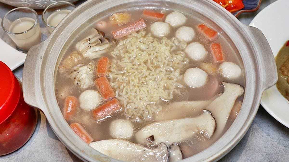 「韓式部隊鍋」給料超豐富，食材種類、分量都很多。（圖片來源：瑪莉食報）