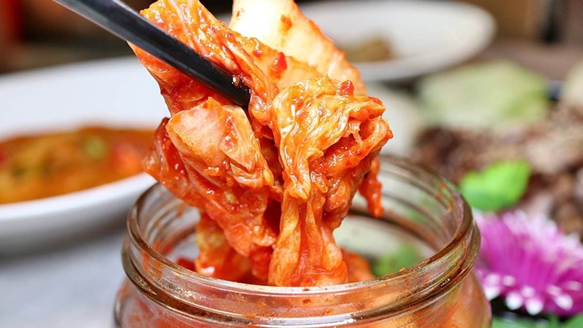 韓式泡菜酸辣夠味、爽脆多汁，吃起來既開胃又解膩。（圖片來源：瑪莉食報）