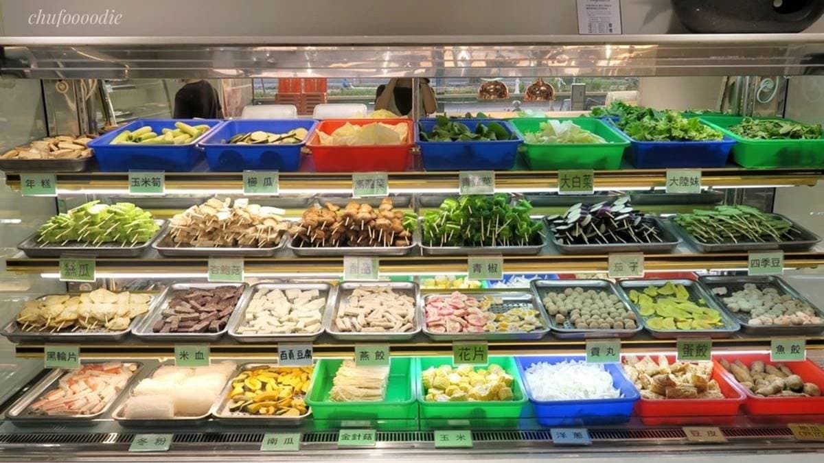 生食自助吧提供數十種蔬菜與火鍋料可夾取。（圖片來源：筑筑の吃喝玩樂記）