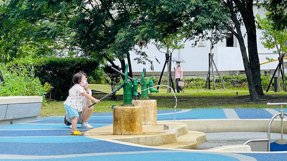 小朋友可體驗迪化水樂園裡的「手壓泵浦」設施。（圖片來源：台北市政府工務局）