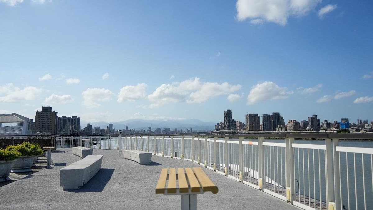 公園有跨堤景觀平臺，可眺望淡水河美景。（圖片來源：台北市政府工務局）