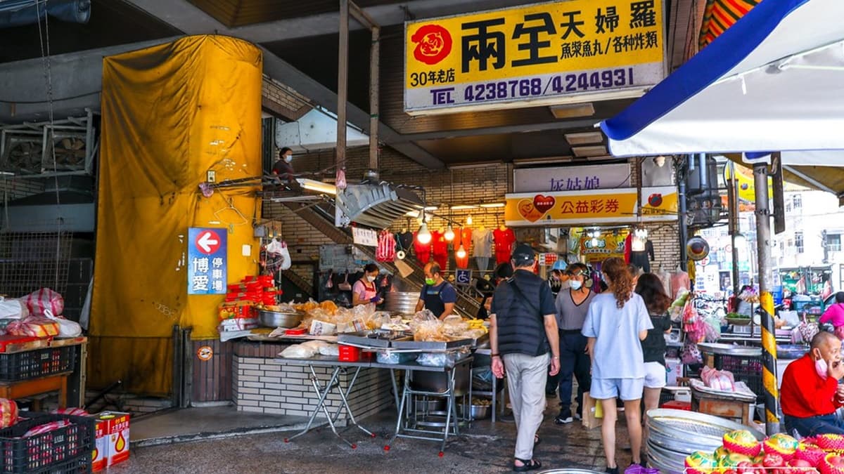 「仁愛市場」平日和假日都有許多觀光客或在地人來覓食。（圖片來源：陳小可的吃喝玩樂）