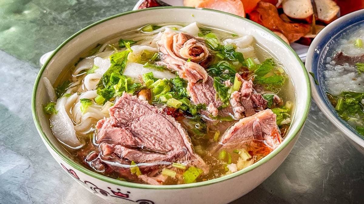 「鴨肉湯粄條」裡面有煮得軟嫩的大塊鴨肉，湯頭也很鮮甜夠味。（圖片來源：大手牽小手玩樂趣）