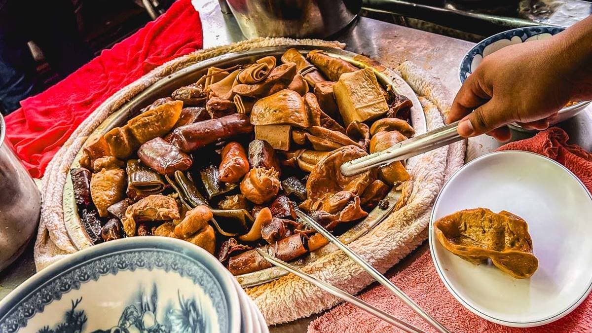 攤子上還有１鍋滷味，光看顏色就超入味。（圖片來源：大手牽小手玩樂趣）