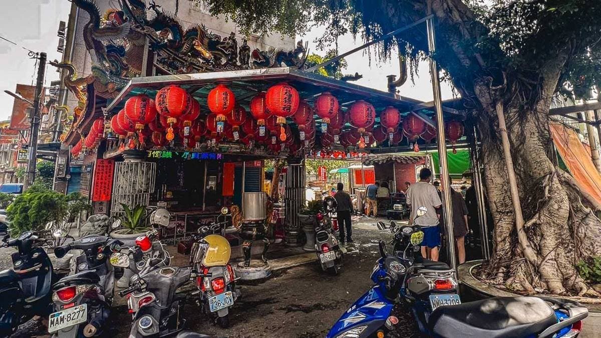 「土地公廟豬肝粥」位在桃園中壢區中山路上的福德祠。（圖片來源：大手牽小手玩樂趣）