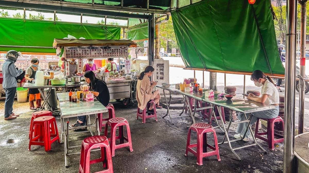 用餐環境就是在土地公廟前的廣場，雖然簡陋但不會給人髒髒的感覺。（圖片來源：大手牽小手玩樂趣）