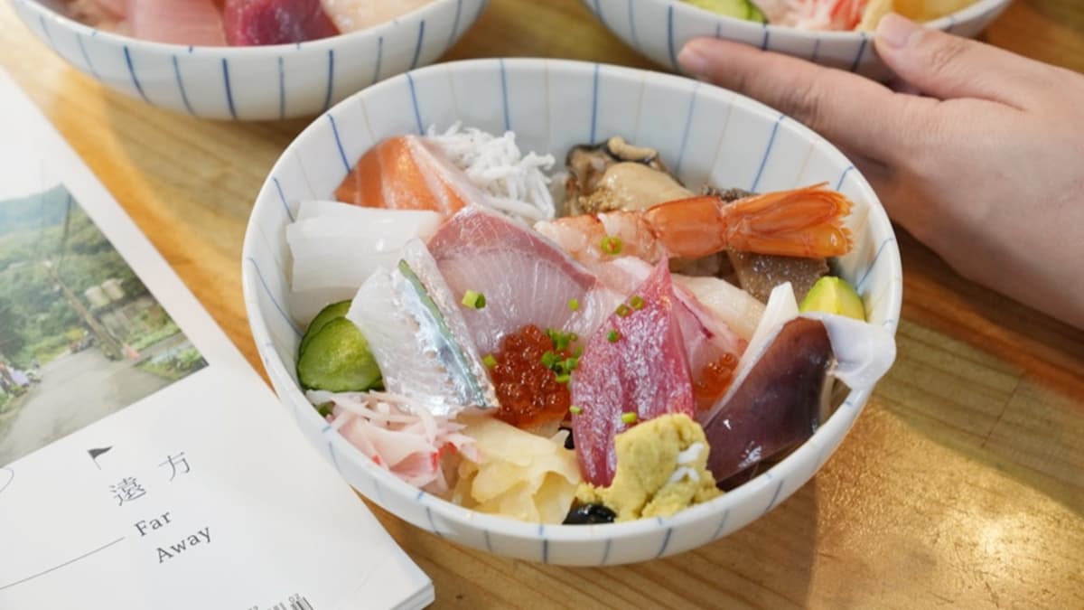 生魚片的肉質新鮮甘甜，黑鮑、軟絲、白甘、金槍魚等品項通通有。（圖片來源：算命的說我很愛吃）
