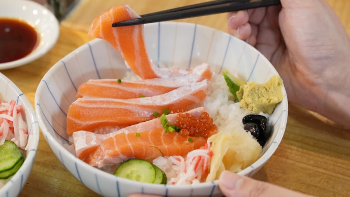 丼飯的配料也是相當豐盛，一整份裡有旗魚、鮪魚、干貝等多種生魚片。（圖片來源：算命的說我很愛吃）