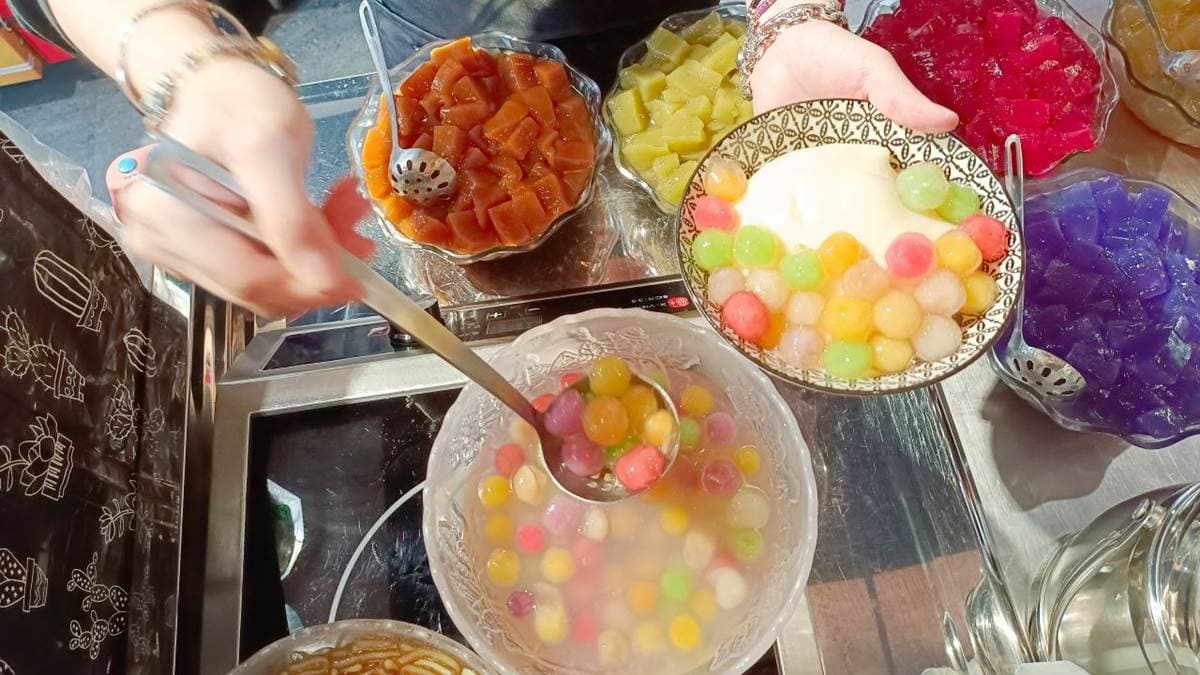 除了多色粉粿之外，老闆又開發了多色水果口味的包心粉圓。（圖片來源：Nancy將的生活筆計本）