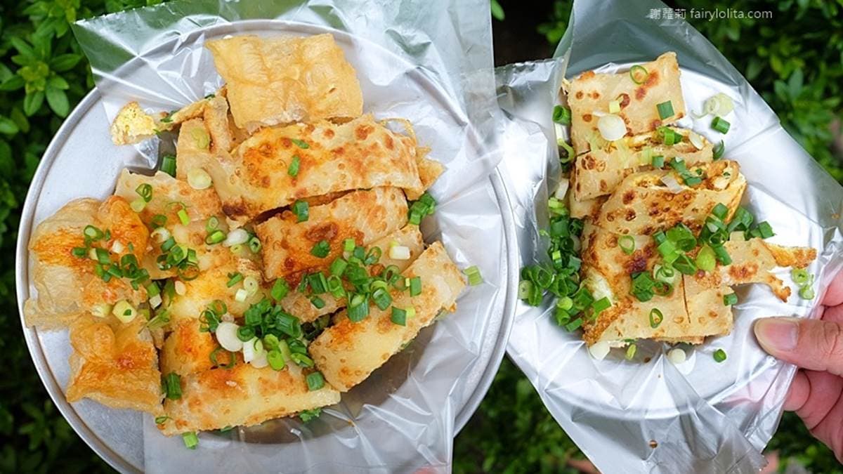 蛋餅分量驚人，拿在手上沉甸甸的。（圖片來源：蹦啾謝蘿莉）
