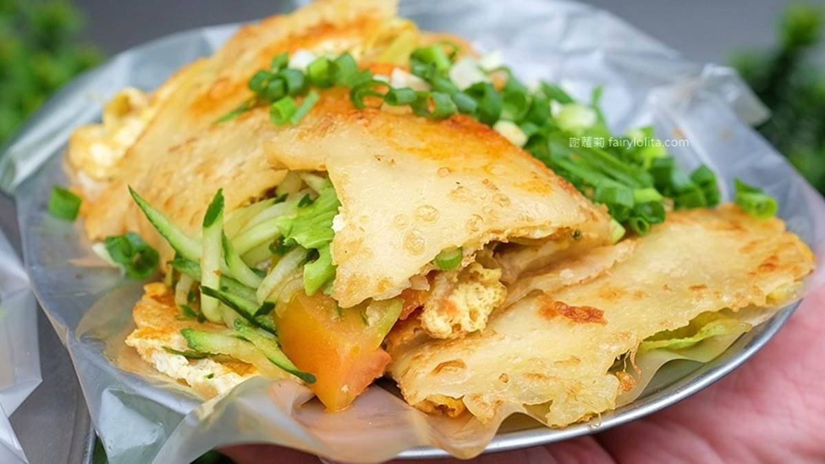 「蔬菜蛋餅」可以吃到高麗菜、蕃茄及小黃瓜共３種蔬菜。（圖片來源：蹦啾謝蘿莉）