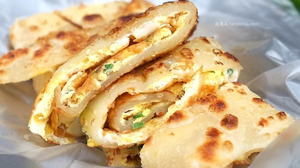 原味蛋餅的外皮很酥脆，小鳥胃的朋友可以嘗試吃看看。（圖片來源：蹦啾謝蘿莉）