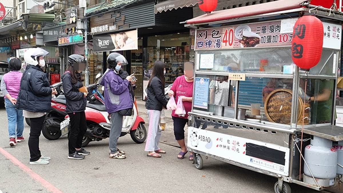 店家位於桃園市中壢區的新明路上，常常可以看到許多排隊人潮。（圖片來源：蹦啾謝蘿莉）