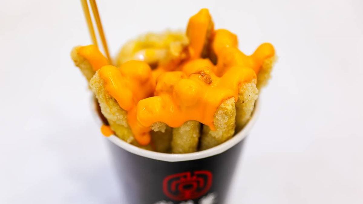 外酥內嫩的臭薯條沾著香濃的起司，是濃郁順口的好滋味。（圖片來源：卡夫卡愛旅行）