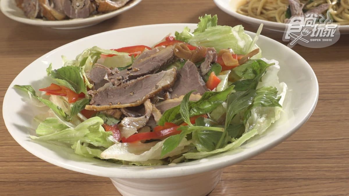 店家還用鴉肉片做成生菜沙拉，配上九層塔一起吃味道超香。