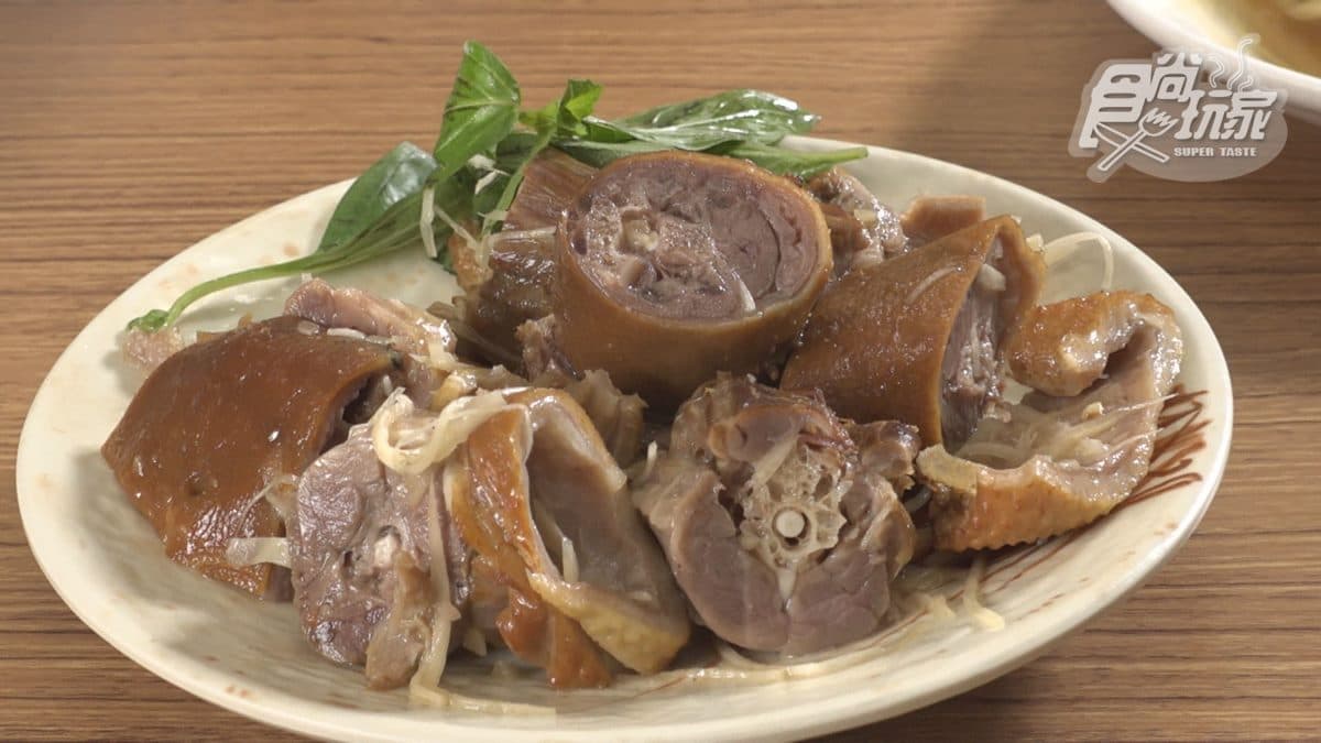 店家也有販售用鴨脖子做成的料理「涼拌角頭」。