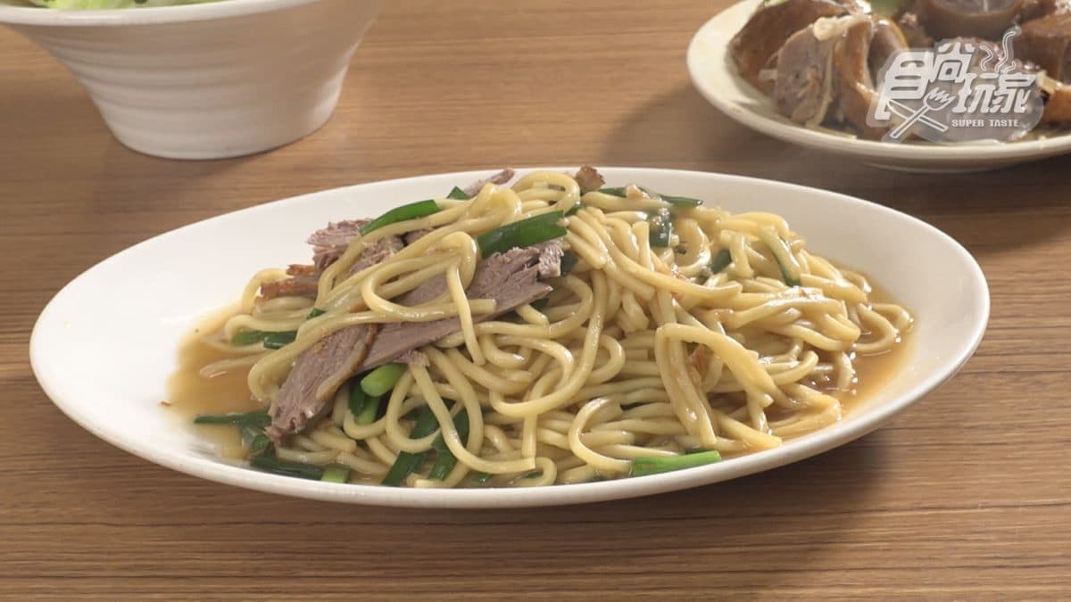 「鴨肉炒麵」選用傳統油麵，用鴨油炒過後整體味道很足。