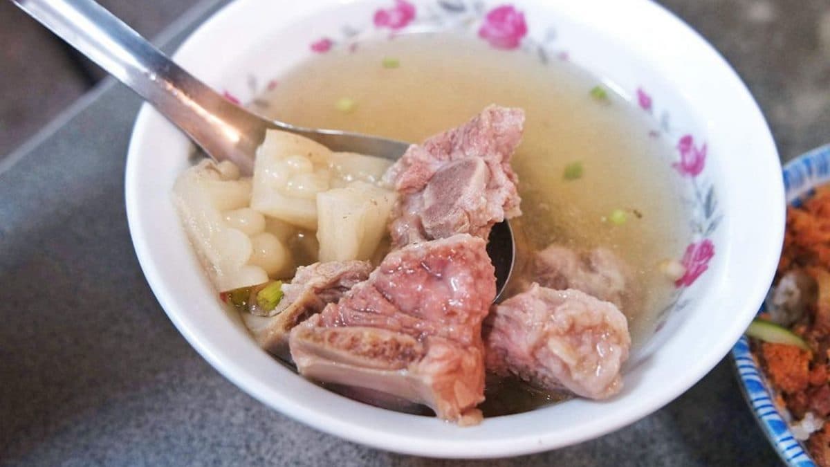 排骨肉燉煮得剛剛好，一咬就骨肉分開，苦瓜也沒有惱人的苦澀味。（圖片來源：女子的休假計劃）