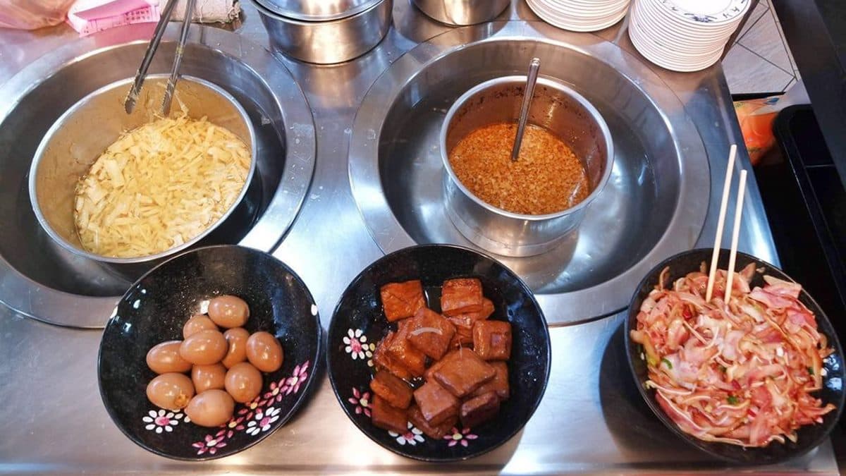 除了主食外，還有滷蛋、荀絲、滷肉、豆乾、豬頭皮等小菜。（圖片來源：女子的休假計劃）