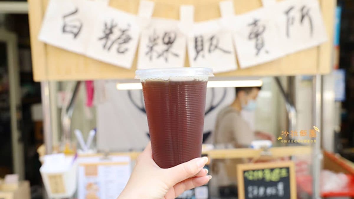 除了白糖粿，這裡也有古早味紅茶，是屬於比較清淡的口味。（圖片來源：沙拉公主吃喝玩樂看世界）