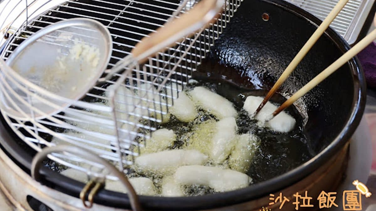 白糖粿都是現點現炸，之後再裹上各式口味的粉。（圖片來源：沙拉公主吃喝玩樂看世界）