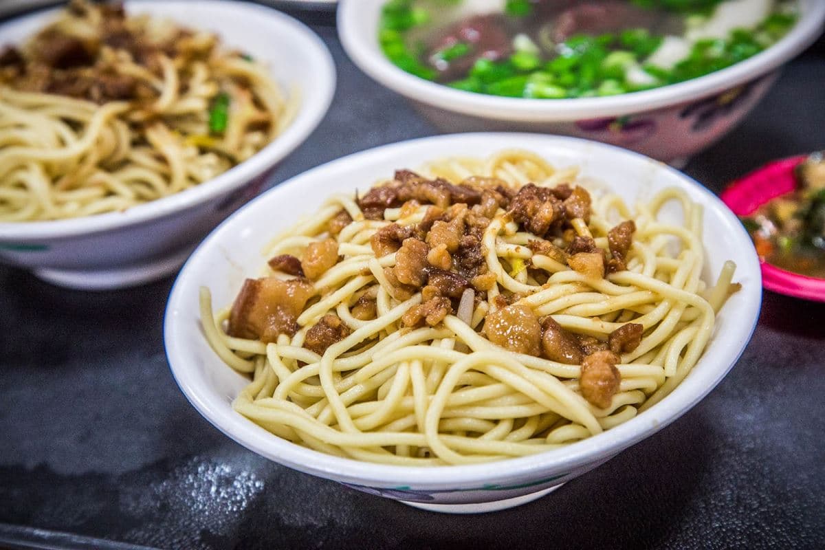 台中超狂排隊早餐!炒麵必加蔥蒜醬+東泉辣椒最道地,豬血湯整碗滿滿都是料 台中超狂排隊早餐!炒麵必加蔥蒜醬+東泉辣椒最道地,豬血湯整碗滿滿都是料