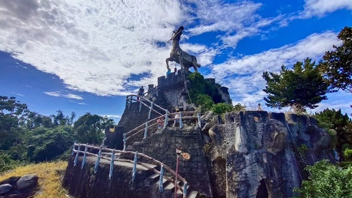 大家可以爬到「馬龍山」的最高點跟這隻神獸拍照。（圖片來源：大口老師的走跳學堂!）