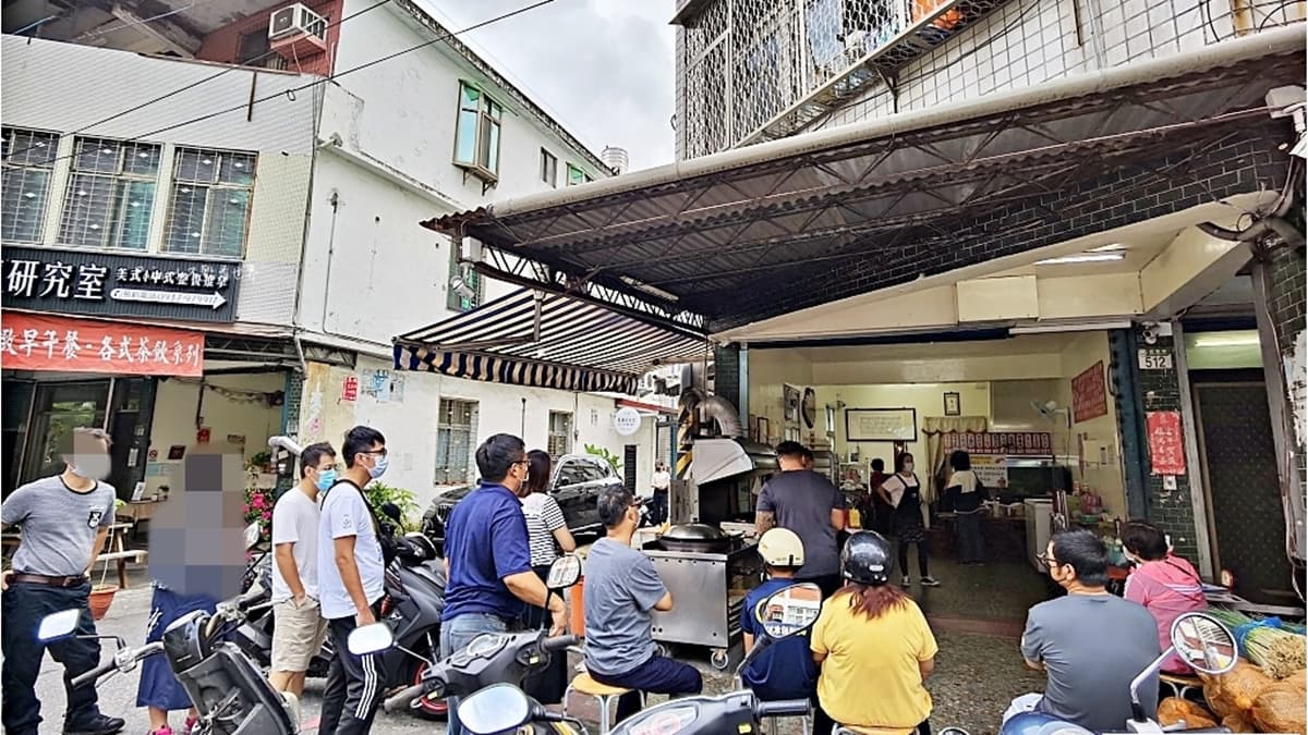 「北昌黃金鍋貼早餐店」是位於花蓮的早餐店，生意非常好。（圖片來源：小不點看世界Paine世界旅遊趣）