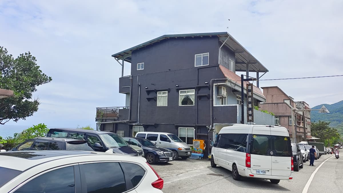 「噶瑪蘭海產店」生意很好，連平日去還是滿滿人潮。（圖片來源：跳躍的宅男）