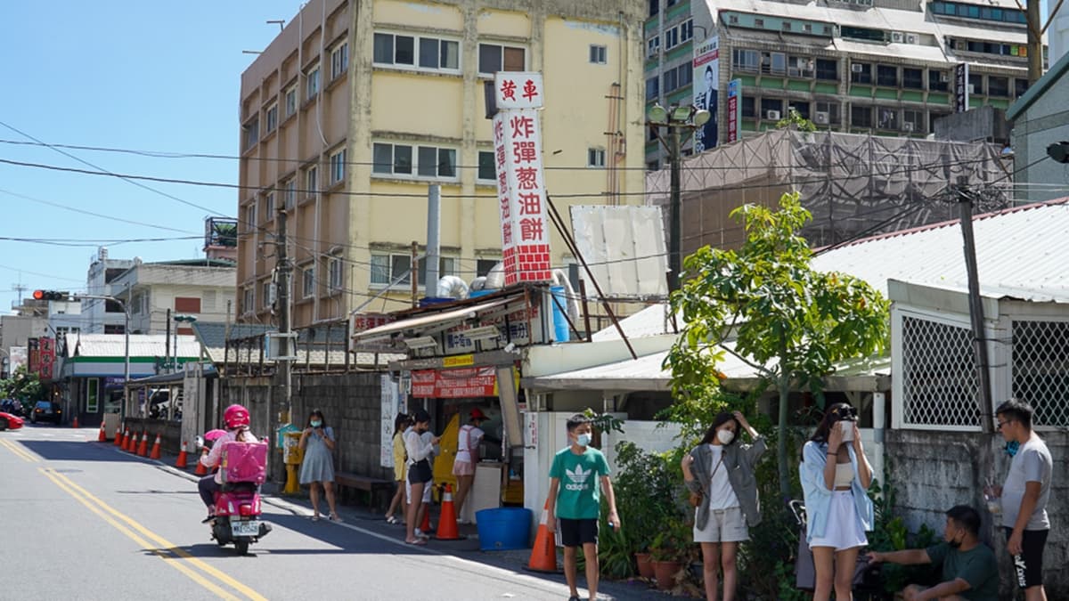 「黃車炸彈蔥油餅」在Google上有近9000多則評價，真的狂！（圖片來源：跳躍的宅男）