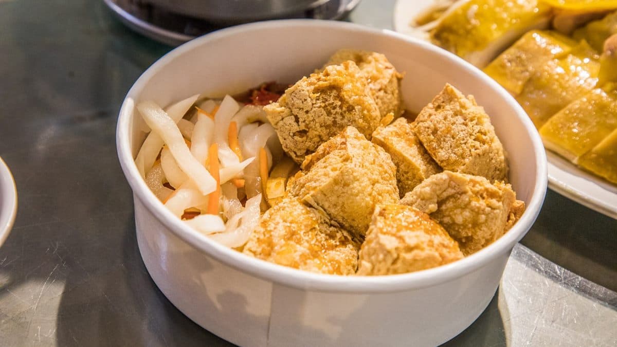 「酥炸臭豆腐」外酥內嫩，泡菜使用的是醃蘿蔔。（圖片來源：大手牽小手玩樂趣）