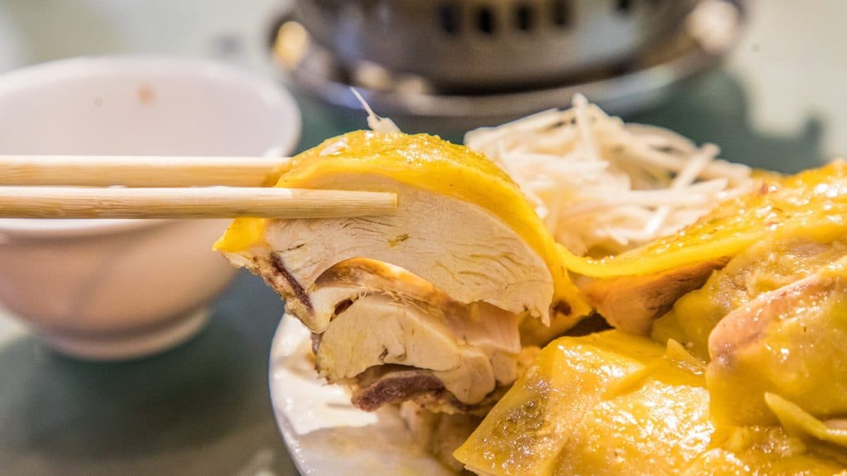 「白斬黃金閹雞」是必點招牌菜，雞皮清爽不油膩，肉質也相當嫩口。（圖片來源：大手牽小手玩樂趣）