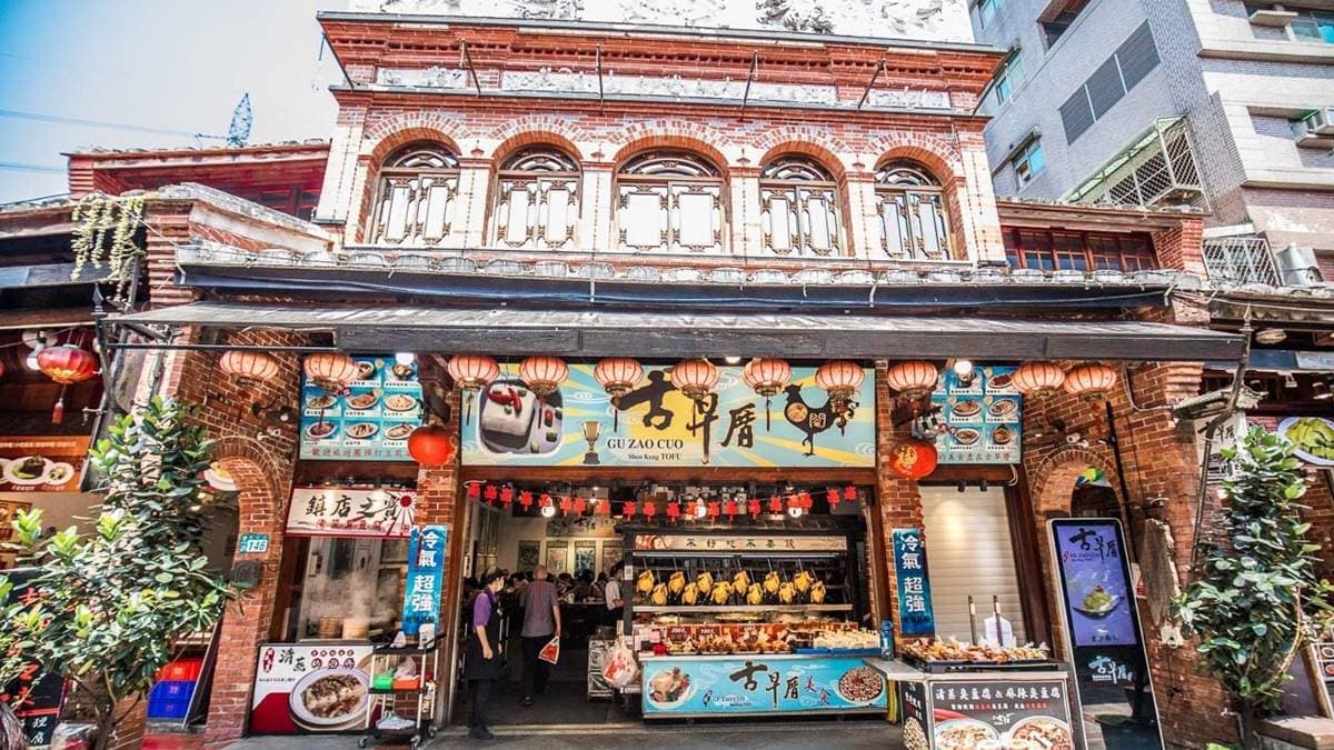 「深坑古早厝」位在深坑老街前段，復古風的外觀很顯眼。（圖片來源：大手牽小手玩樂趣）