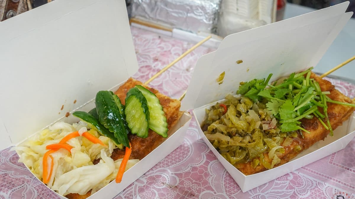 配菜店家都給得很大方，臭豆腐本身外微酥內嫩，口感極佳。（圖片來源：丁Dingの吃貨日常）