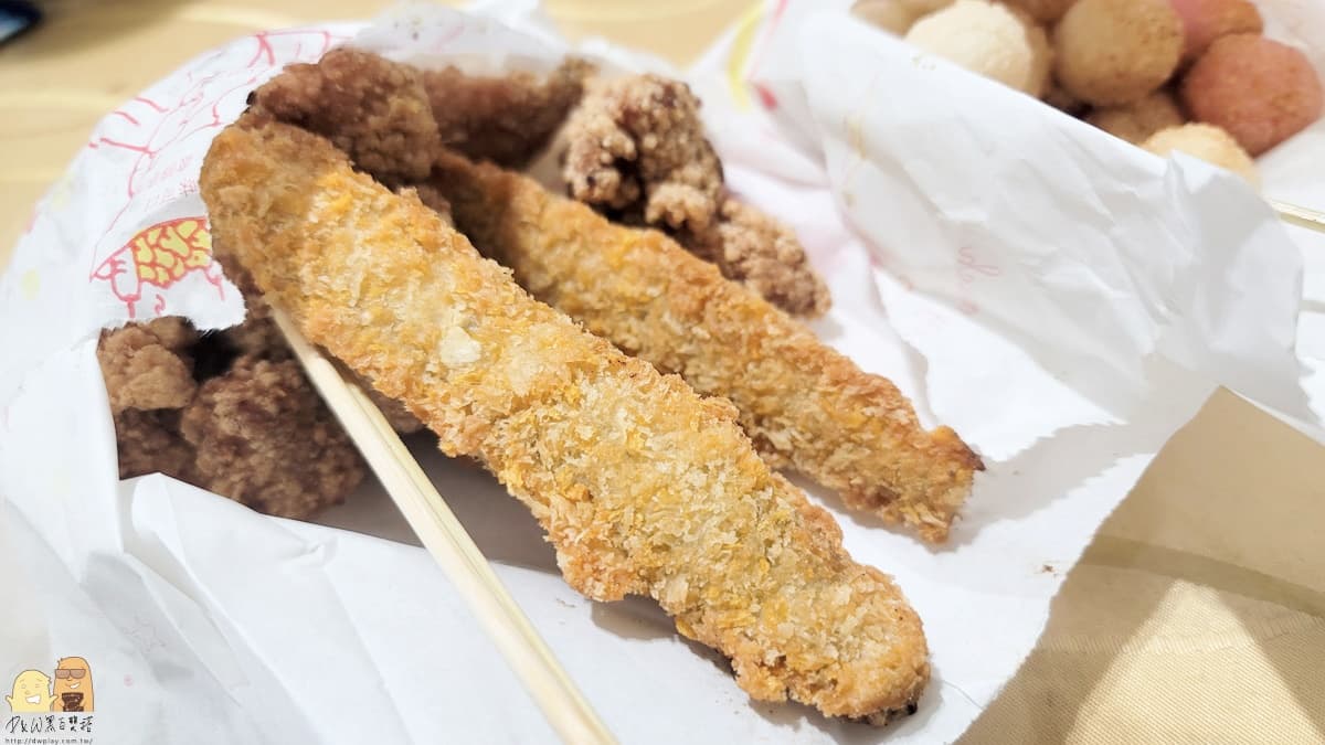 柳葉魚個頭真的不小，魚身內的魚卵也不會因為炸過而顯得乾柴。（圖片來源：D&W黑白雙搭）