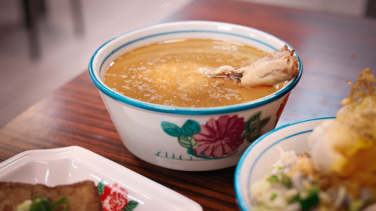 「麻油雞湯」吃得到整支雞腿，肉質軟嫩不會柴。（圖片來源：黑皮的旅遊筆記）