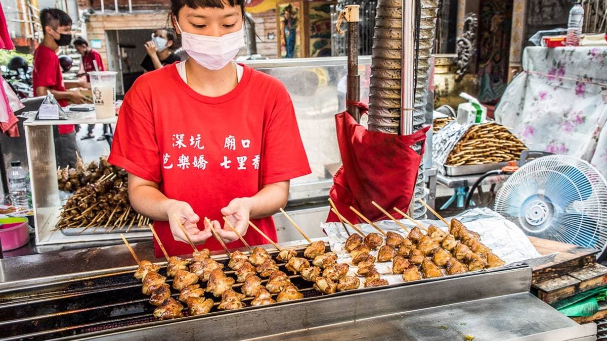 每串雞屁股都會烤到外皮酥脆，再撒上胡椒鹽跟辣粉調味。（圖片來源：大手牽小手玩樂趣）