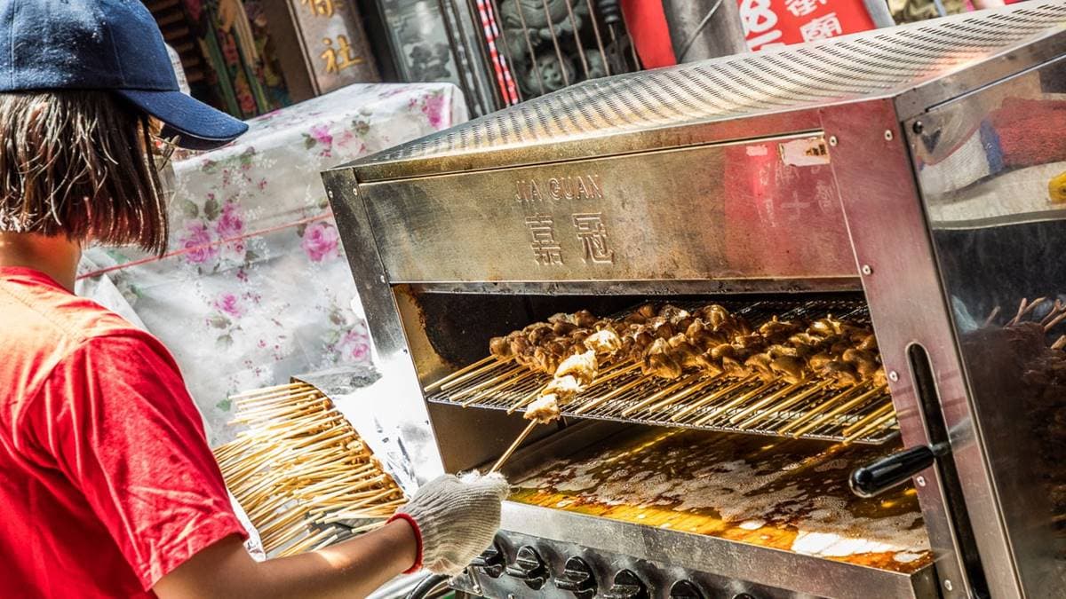 店家還開２爐在烤雞屁股，１個負責烤熟、１個負責烤脆。（圖片來源：大手牽小手玩樂趣）