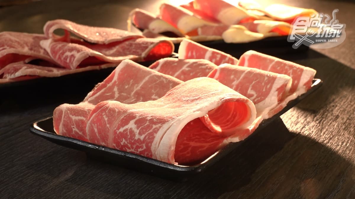 涮過的美國牛小排很香，肉質細嫩，吃原味就很好吃了。