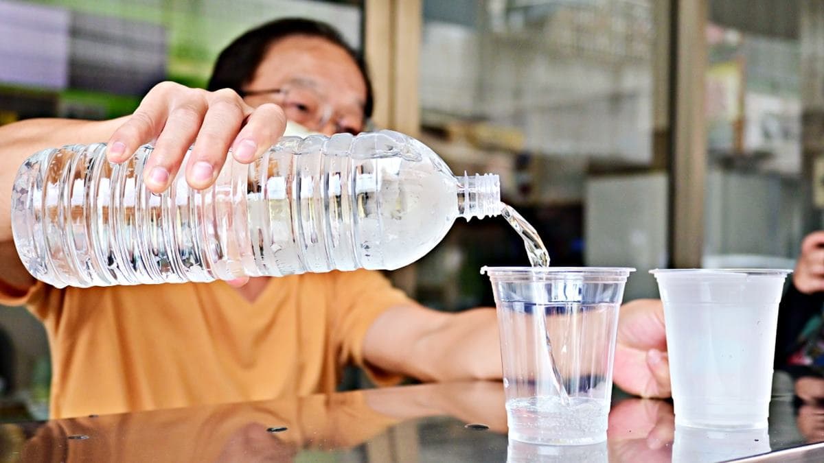 「地骨露」是用枸杞樹根的外皮，加上10多種青草熬煮蒸餾而成。（圖片來源：吳大妮的生活筆記本）