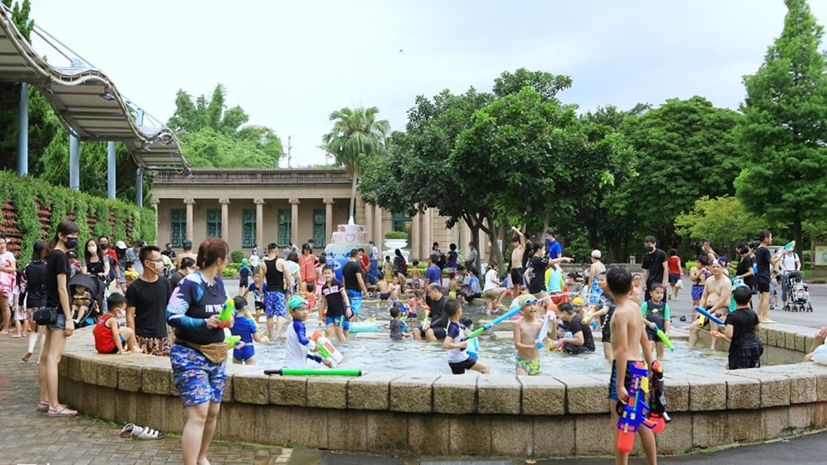 「水鄉庭園」這裡的水位比較淺，即使是小小孩也可以安心玩水。（圖片來源：可大王愛旅行）