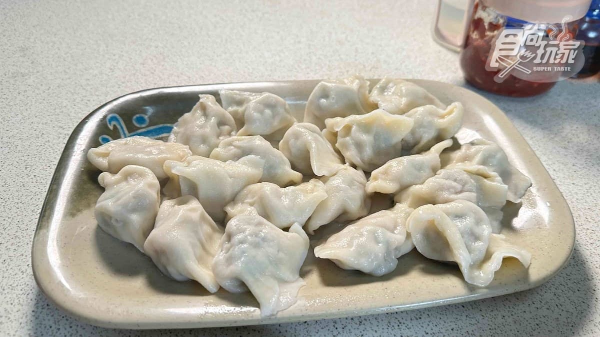 水餃皮Q、內餡也很實在，一剝開就能看見肉汁緩緩流出。