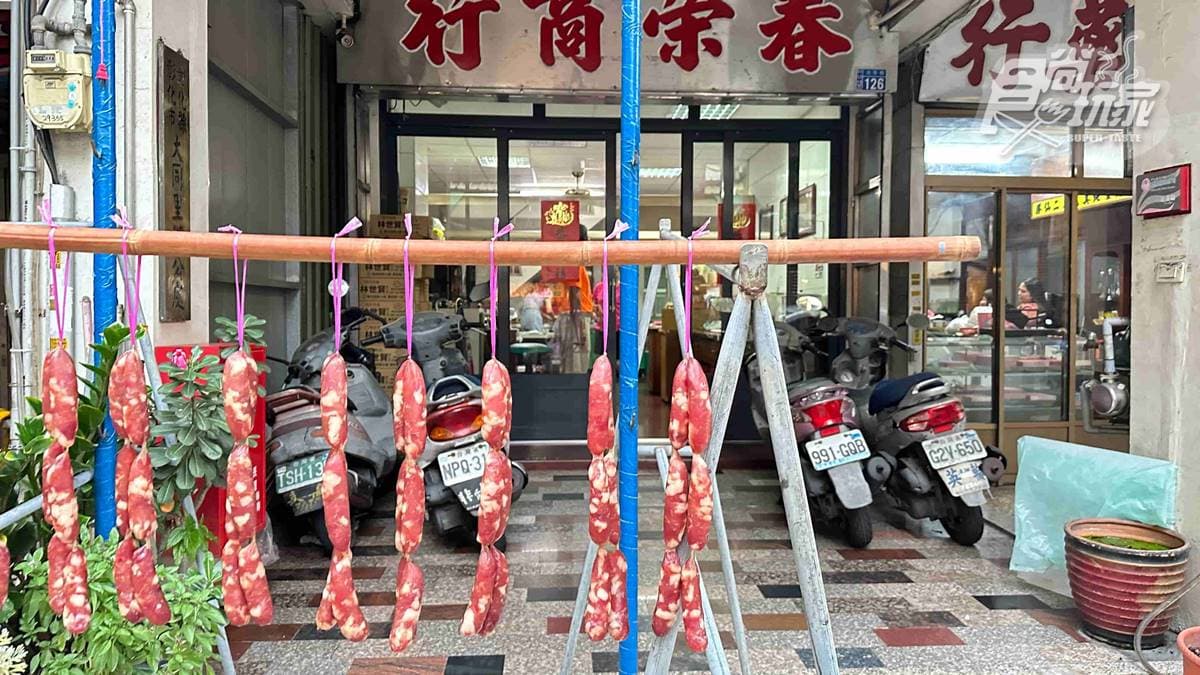 「春榮商行」位於彰化太平街上，從門口就可以看到掛滿的生香腸。