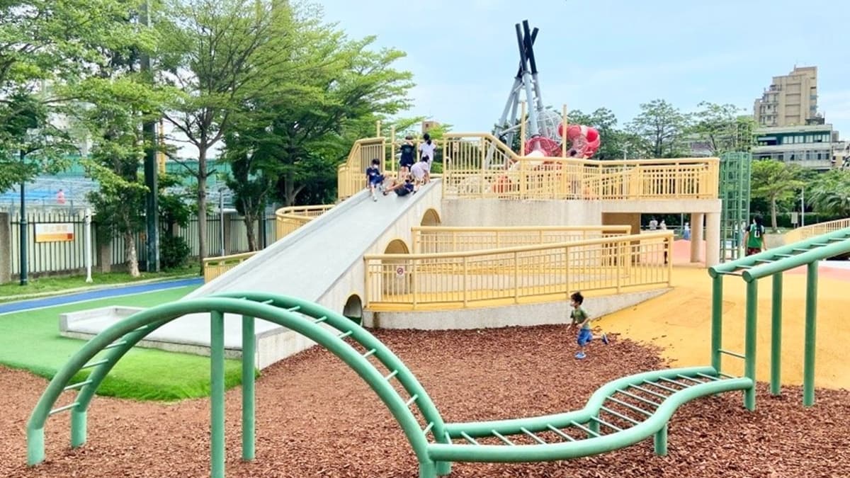 主題溜滑梯旁還有個小溜滑梯，很適合６歲以下的小朋友遊玩。（圖片來源：Elsa旅遊親子生活）