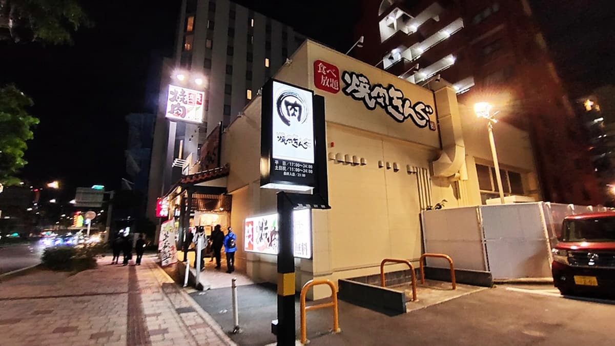 「焼肉きんぐ（那覇久茂地店）」就位在熱鬧的國際通附近。（圖片來源：小企鵝生活趣）