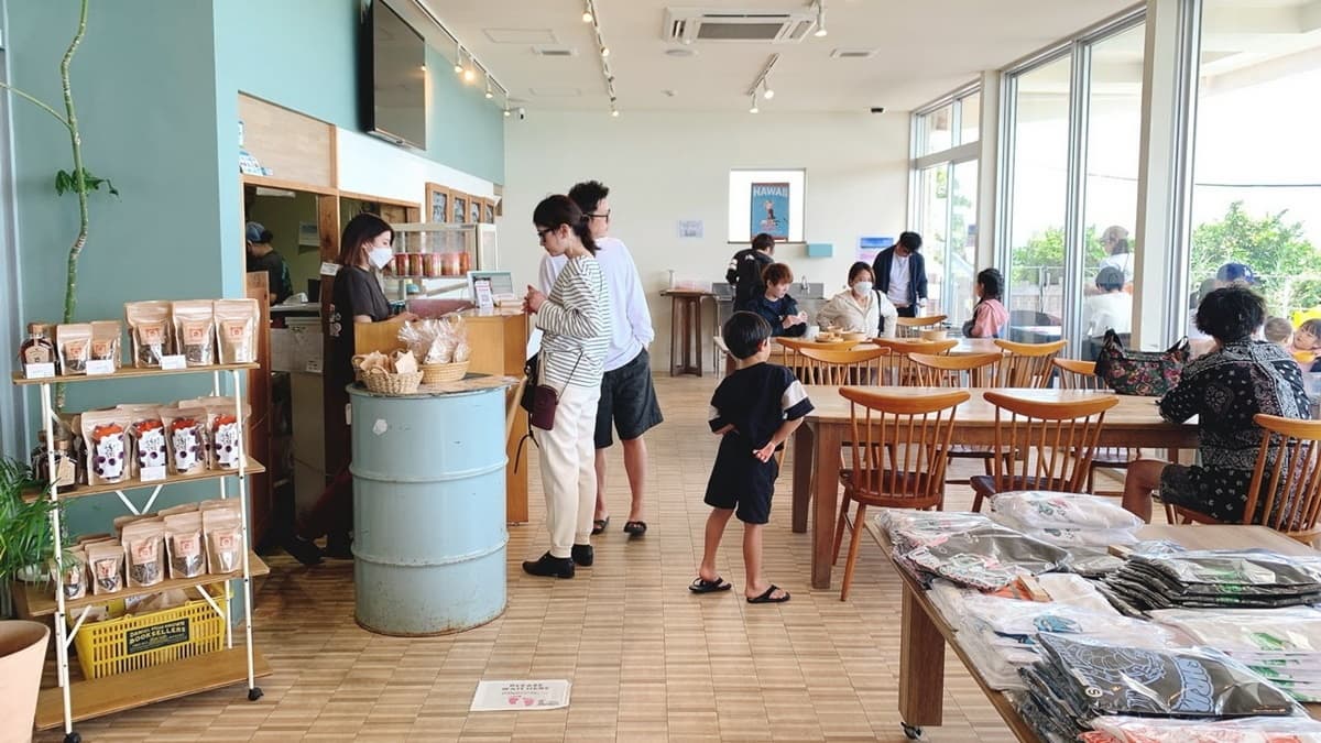 雖然外面風景很美，還是滿多人選擇坐有冷氣的室內。（圖片來源：猴屁的異想世界）