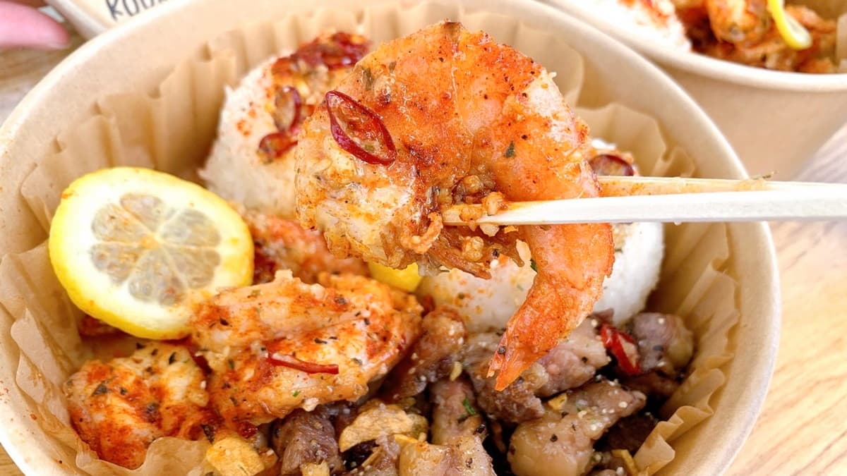「蝦蝦飯」最有味道的就是蝦殼，所有辣味、奶油、蒜頭通通都吸附在蝦殼上。（圖片來源：猴屁的異想世界）