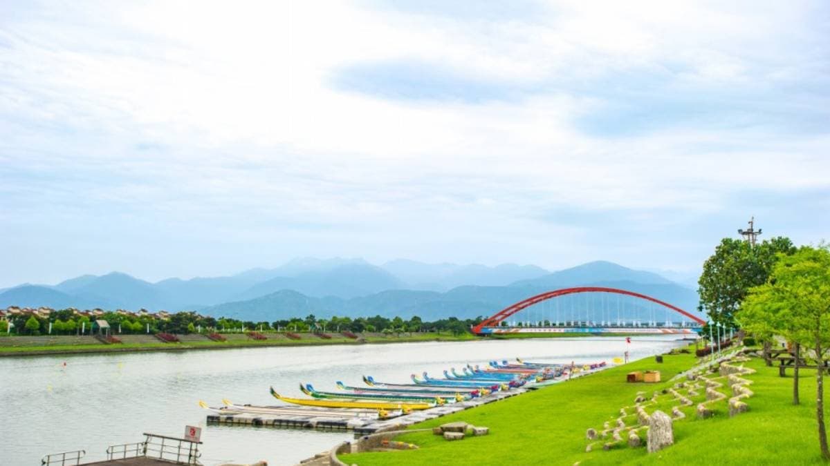 放眼望去是鮮紅圓弧的利澤簡橋。（圖片來源：東北角風管處）