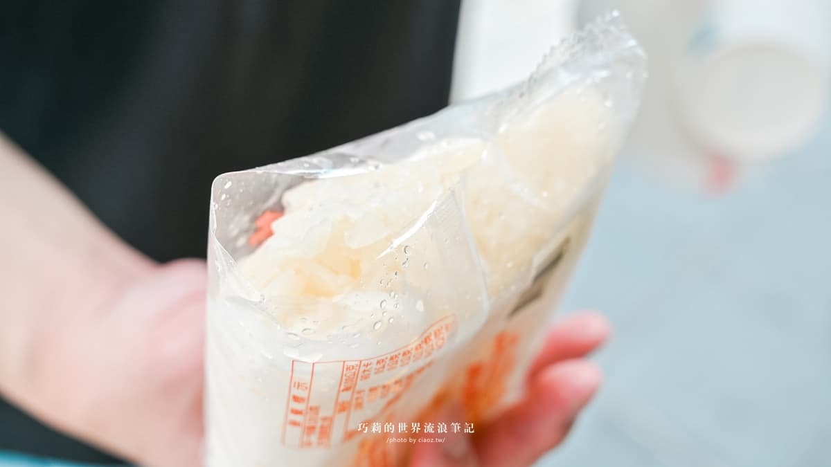 推薦可以稍微放到融化，或是用手的溫度加熱，會變成超冰涼的果汁口感唷！（圖片來源：巧莉的世界流浪筆記）